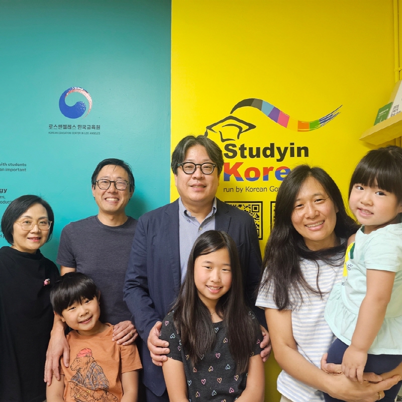 Visit to Korean Education Center by Families of Students Enrolled in the Root Education Program in Paris, France